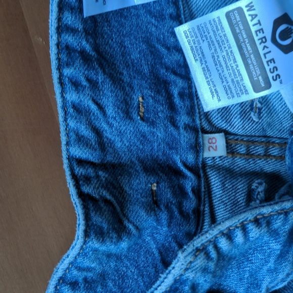 Levi's High Rise Mom Shorts - Picture 5 of 11